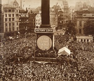 Nochevieja, Trafalgar Square, 1919 de English Photographer